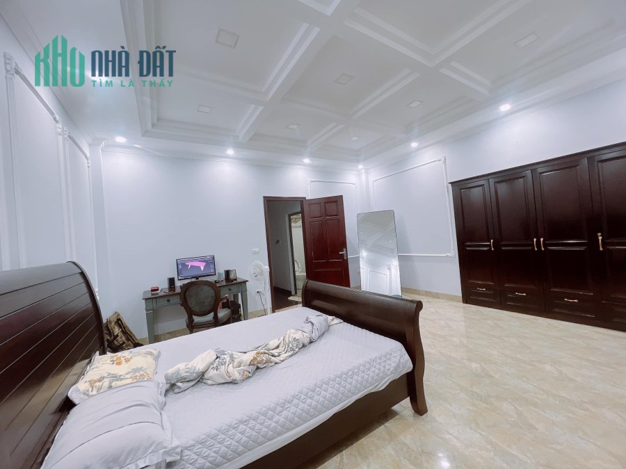 Chính chủ bán gấp Siêu phẩm Đê La Thành 45m 5 tầng 5.5m ngõ thông ô tô đỗ gần full tiện ích