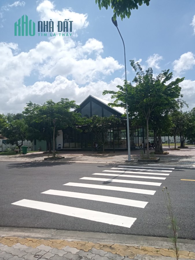 Nhà xây hoàn thiện 100%. Nhà 2 mặt tiền tại Tp Tân Uyên Bình Dương.Cần bán gấp