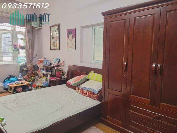 Bán nhà phố Hoàng Cầu (Đống Đa) 30m2 x 4T Ô Tô đỗ cửa, Ngay Hồ 4.7 tỷ