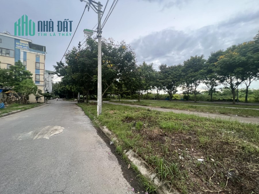 PHÂN LÔ Ô TÔ TRÁNH - VỈA HÈ KINH DOANH - NỞ HẬU
_ ĐẤT BÁT KHỐI_ TỔ 8 THẠCH BÀN 93 M2 ..MT: 6M