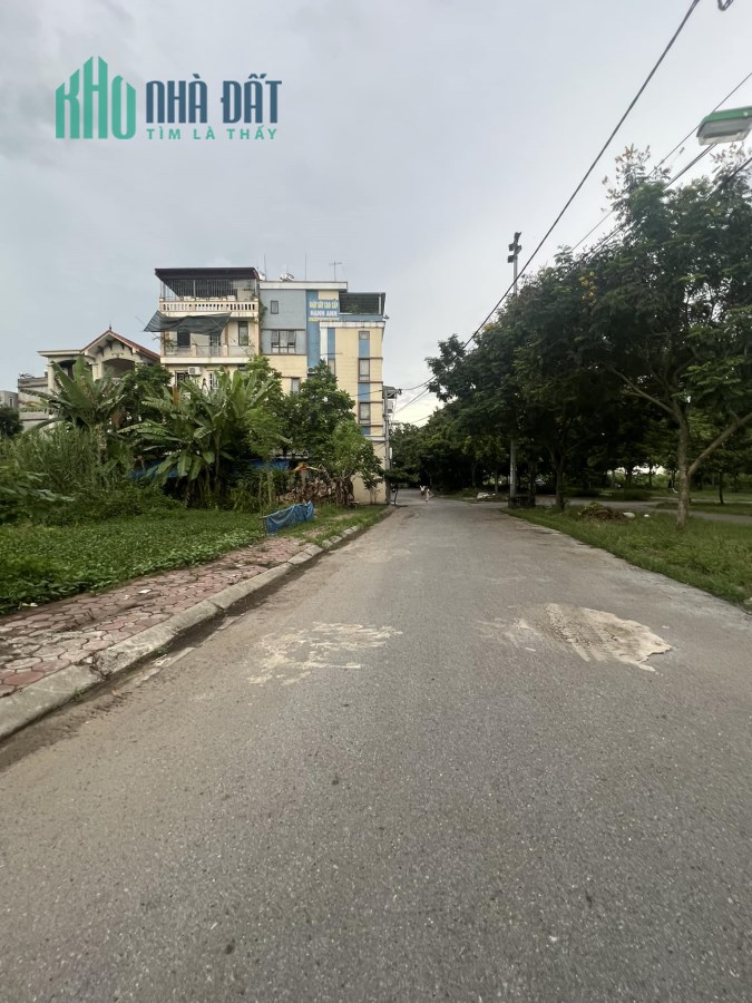 PHÂN LÔ Ô TÔ TRÁNH - VỈA HÈ KINH DOANH - NỞ HẬU
_ ĐẤT BÁT KHỐI_ TỔ 8 THẠCH BÀN 93 M2 ..MT: 6M