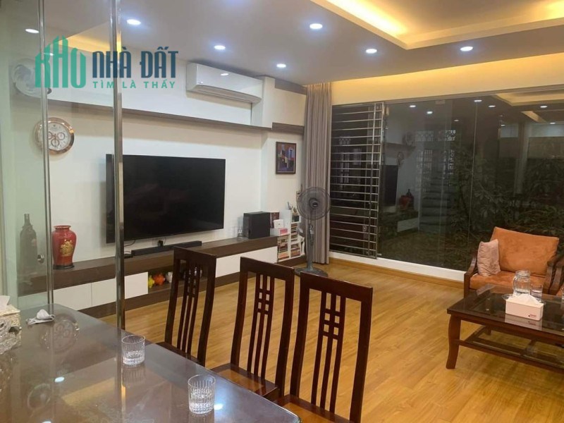 BÁN NHÀ TRUNG TÂM QUẬN CẦU GIẤY, DT 42M, 5 TẦNG, MT 5.5M, NHỈNH 8 TỶ.
