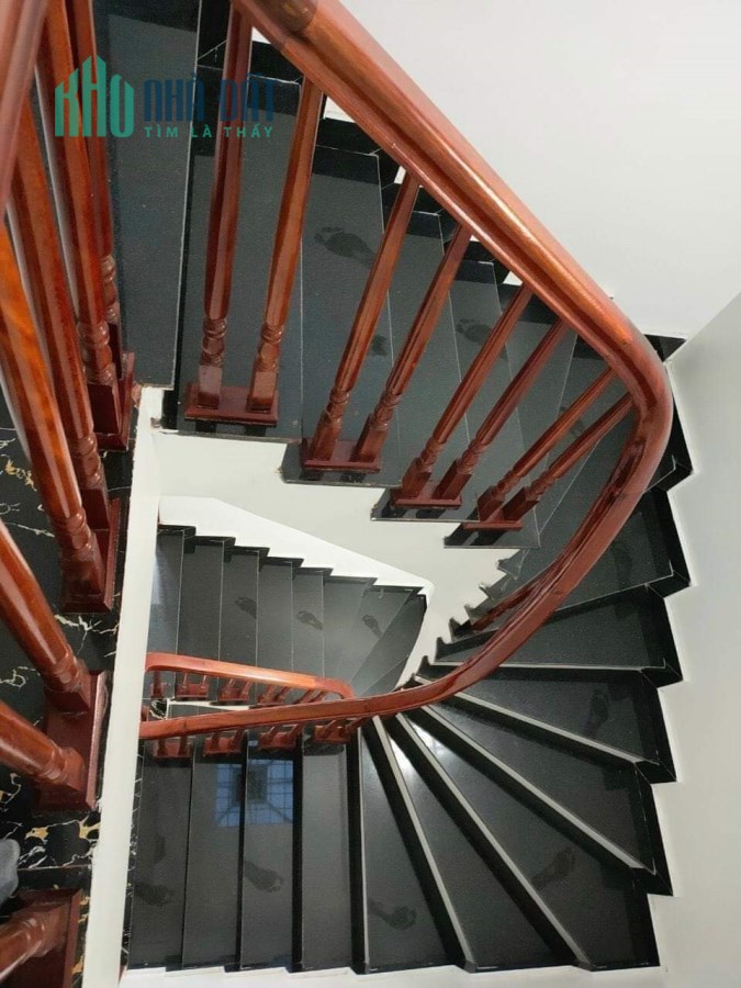 Bán nhà Tân Mai, ô tô đõ cổng, trước nhà 2m, 37.2 m2, 5 tầng, 3,1 tỷ