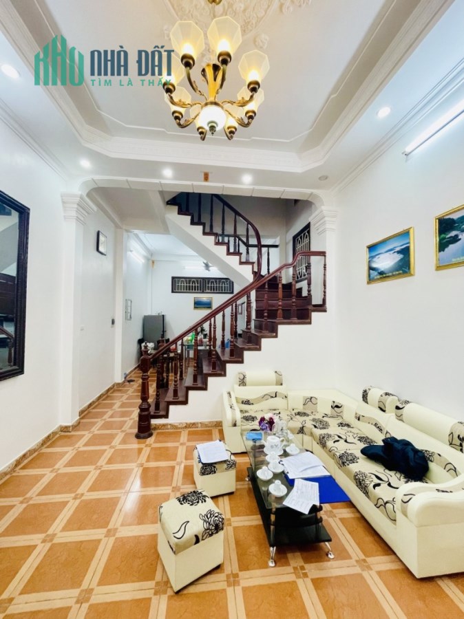 Sốc Sốc! Bán gấp Nhà 61m² Phố Chùa Láng, Đống Đa Gần Hồ, Ô tô tránh, 2 thoáng 4 tầng MT 4,1m