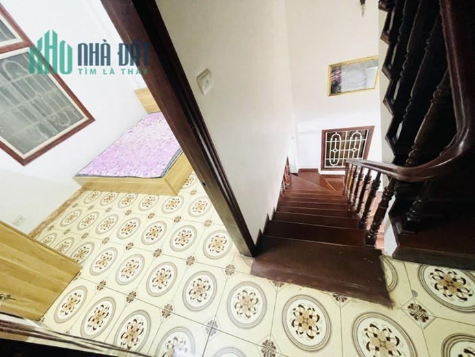 Sốc Sốc! Bán gấp Nhà 61m² Phố Chùa Láng, Đống Đa Gần Hồ, Ô tô tránh, 2 thoáng 4 tầng MT 4,1m