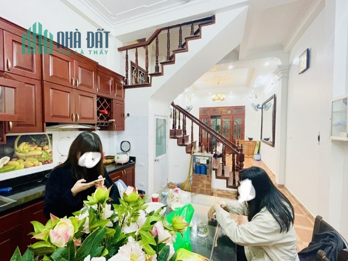 Sốc Sốc! Bán gấp Nhà 61m² Phố Chùa Láng, Đống Đa Gần Hồ, Ô tô tránh, 2 thoáng 4 tầng MT 4,1m