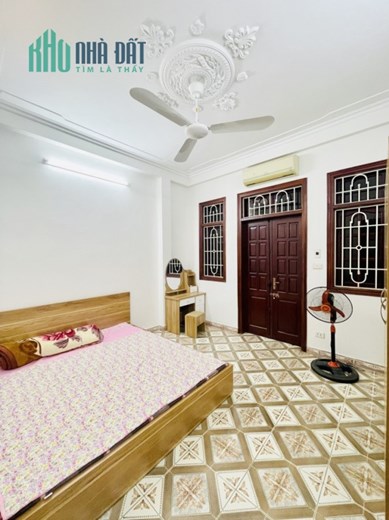 Sốc Sốc! Bán gấp Nhà 61m² Phố Chùa Láng, Đống Đa Gần Hồ, Ô tô tránh, 2 thoáng 4 tầng MT 4,1m