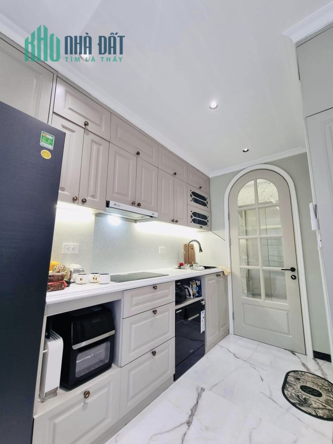 Bán siêu phẩm phố VIP Lý Nam Đế, Hoàn Kiếm. Diện tích 45m2 x 7 tầng thang máy, mặt tiền gần 4m. Oto