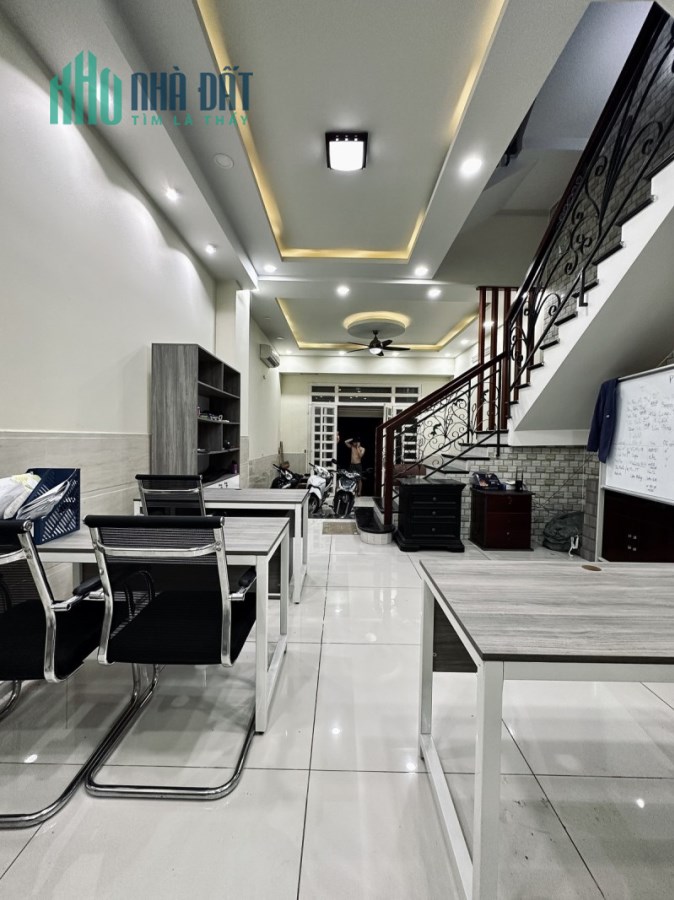 Bán Nhà Mặt Phố Tiện Kinh Doanh Đường Nguyễn Sơn, 5.5X12X4T, Không Lỗi, Đường 12m Có Lề, Giá Ngộp