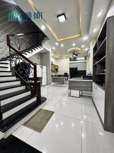 Bán Nhà Mặt Phố Gần Trường Đường Nguyễn Sơn, 5.5X12X4T, Không Lỗi, Đường 12m Có Lề, Giá Ngộp Hạ