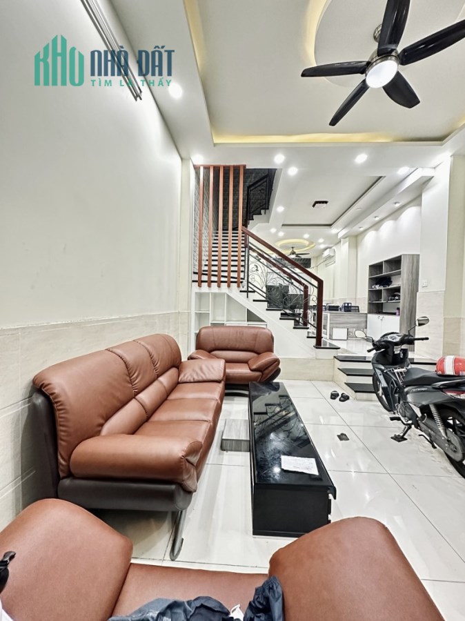 Bán Nhà Mặt Phố Có Sổ Hồng Đường Nguyễn Sơn, 5.5X12X4T, Không Lỗi, Đường 12m Có Lề, Giá Ngộp Hạ