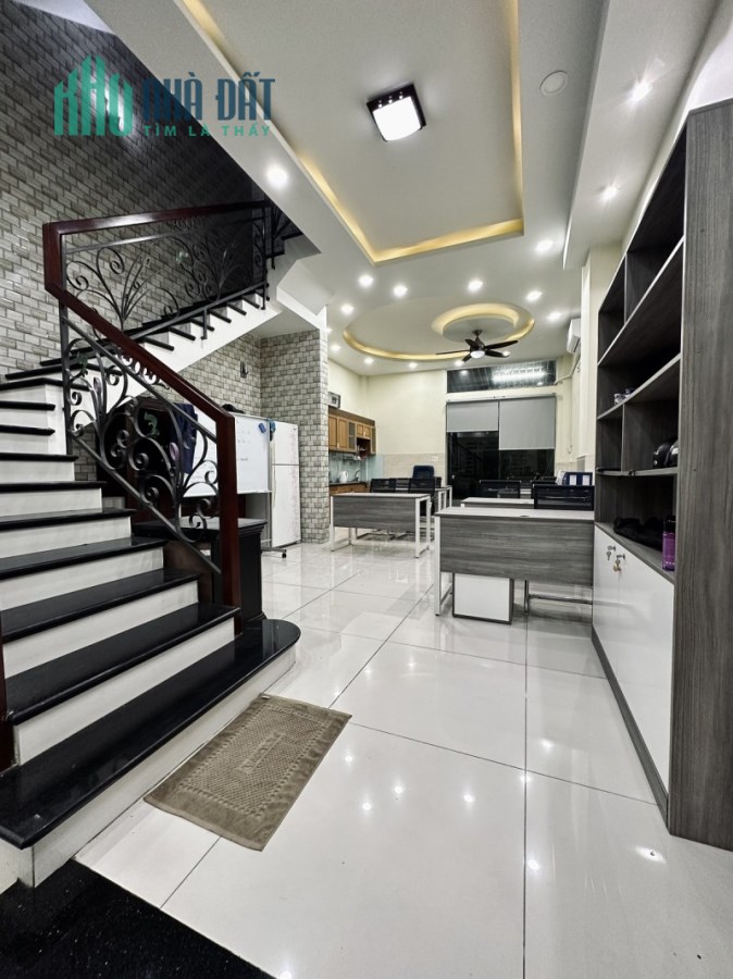 Bán Nhà Mặt Phố Có Sổ Hồng Đường Nguyễn Sơn, 5.5X12X4T, Không Lỗi, Đường 12m Có Lề, Giá Ngộp Hạ