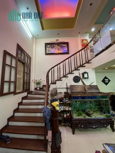 Bán nhà Ngọc Lâm, Dt 45m, nhà 5 tầng, Mt 5.5m, giá hơn 4 tỷ.