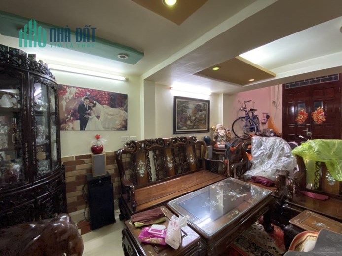 Bán nhà Ngọc Lâm, Dt 45m, nhà 5 tầng, Mt 5.5m, giá hơn 4 tỷ.