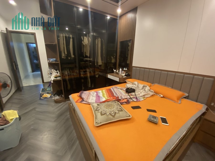 Bán nhà 77m2 phố Nghi Tàm, Tây Hồ thang máy XỊN 8 ngủ Dòng tiền 9.2 Tỷ