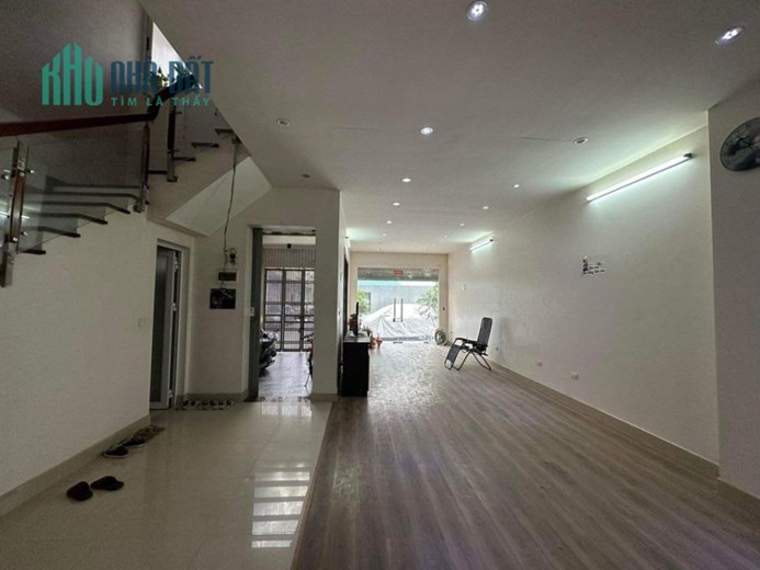 Gia đình hiện còn 2 phòng trống tầng 4 cần cho thuê: - Diện tích 16m2: giá 3 triệu/1 tháng.