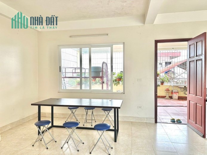 Gia đình hiện còn 2 phòng trống tầng 4 cần cho thuê: - Diện tích 16m2: giá 3 triệu/1 tháng.