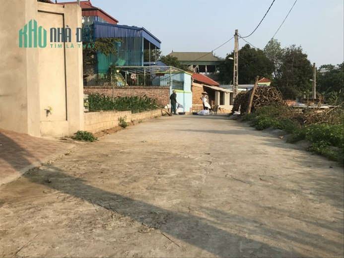 Nhỉnh 3tỷ có 300m2 thổ, nhà xấy 2 tầng mới chưa kịp sơn, khu trung tâm Thạch Thất, cách HN 25p
