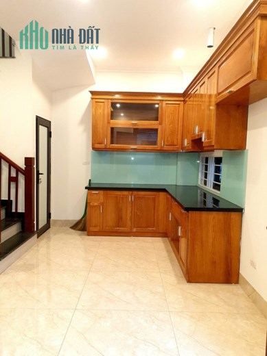 Nhà 5 tầng mới koong phố Ngô Gia Tự, Lô góc, ô tô đỗ cổng, DT 40m2, MT 5m, nhỉnh 3 tỷ.