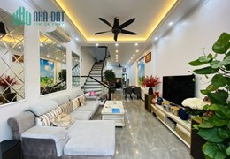 Bán nhà độc lập 3 tầng dân xây sân cổng riêng 75M  Tái định cự Ngô Gia Tự