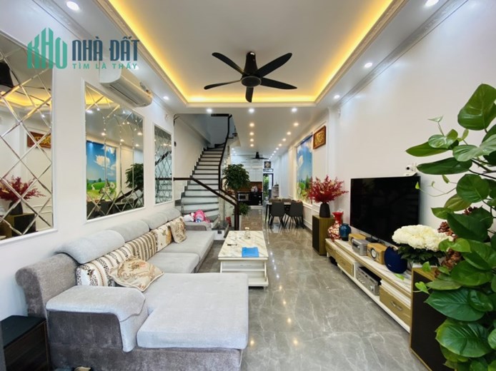 Bán nhà độc lập 3 tầng dân xây sân cổng riêng 75M  Tái định cự Ngô Gia Tự