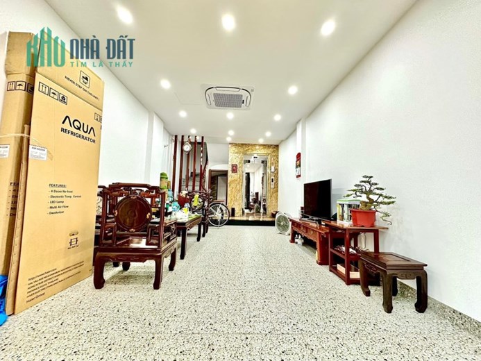 Bán nhà siêu đẹp, mặt phố Cù Chính Lan, Gara ô tô, kinh doanh, thang máy, tặng full đồ, 45m2*8T