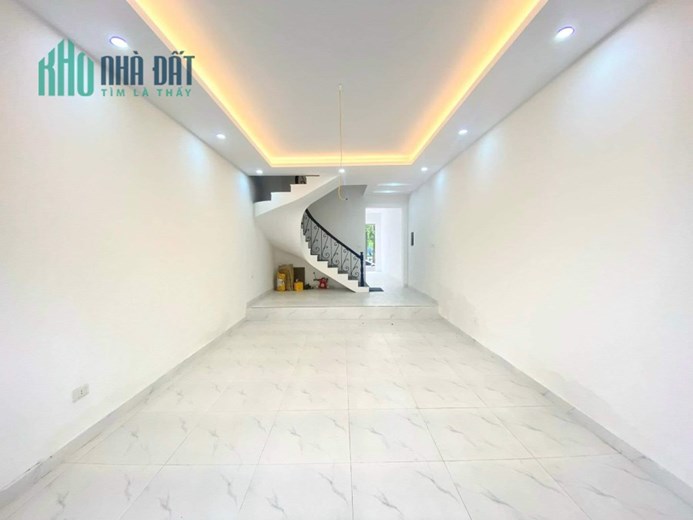 Bán nhà Kim Đồng, Giáp Bát 59m, vỉa hè oto tránh, kinh doanh sầm uất, view hồ, giá tốt