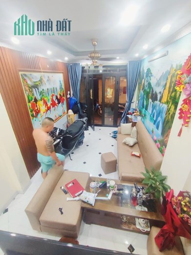 CỰC HIẾM ! NHÀ ĐẸP ĐẲNG CẤP - GẦN PHỐ - GẦN Ô TÔ - CHỦ TẶNG GẦN HẾT NỘI THẤT CAO CẤP - KHÁCH MUA VỀ