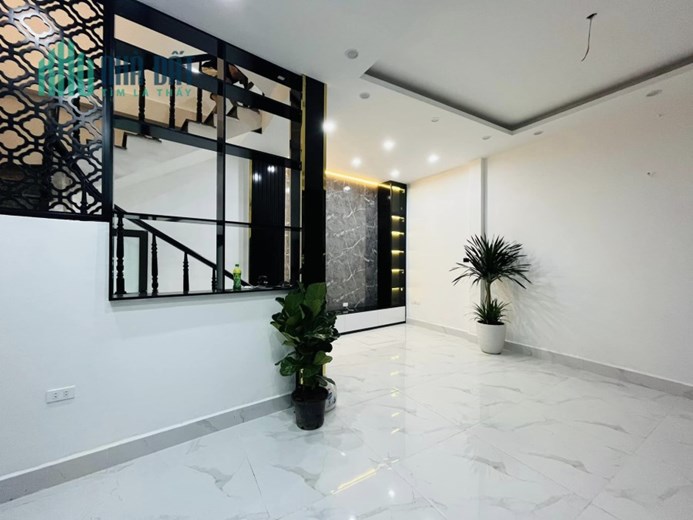 BÁN NHÀ XUÂN THỦY - 40M2 - CÁCH PHỐ 50M -  5 TẦNG - 3 PHÒNG NGỦ - ẢNH THẬT 100%