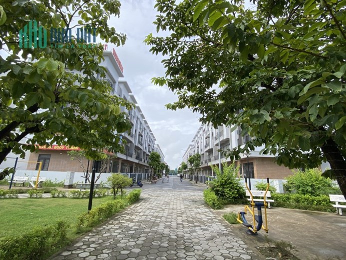 Nóng ! NÓNG ! NÓNG  !
Bán đất tặng nhà . Tặng luôn không gian sống xanh..
