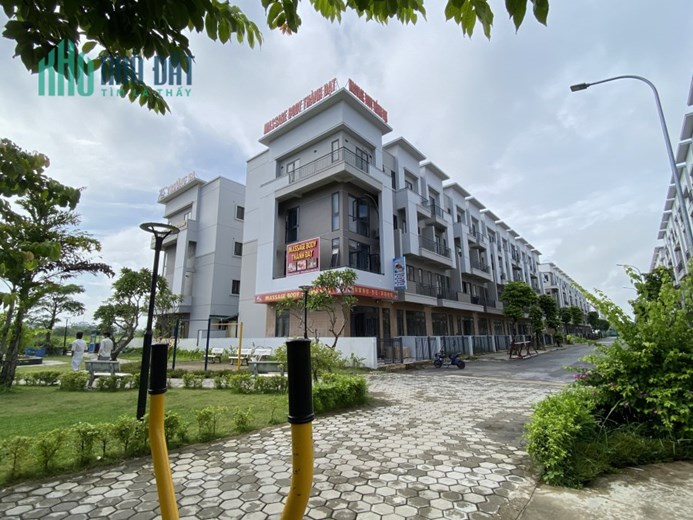 Nóng ! NÓNG ! NÓNG  !
Bán đất tặng nhà . Tặng luôn không gian sống xanh..