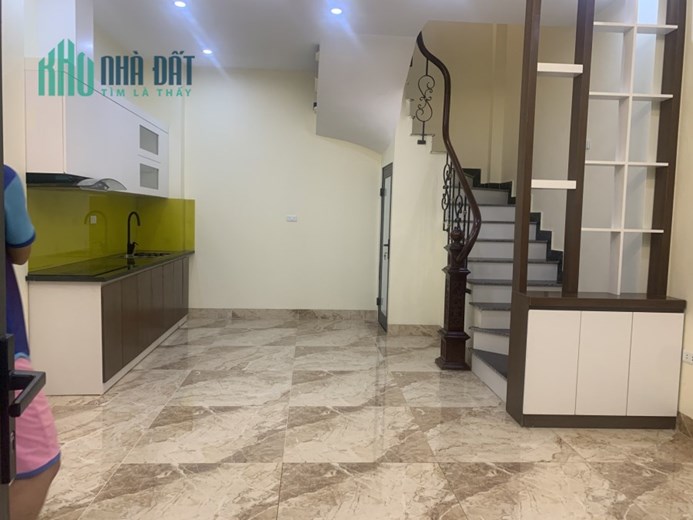 Bán nhà 5 tầng giá rẻ cực đẹp DT 32m  tại ngõ 186 Ngọc Thuỵ - Long Biên