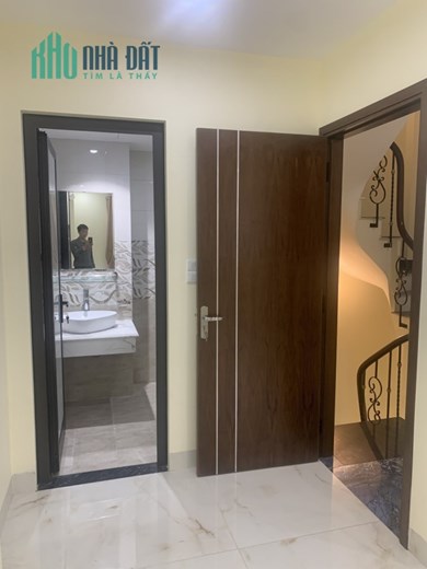 Bán nhà 5 tầng giá rẻ cực đẹp DT 32m  tại ngõ 186 Ngọc Thuỵ - Long Biên