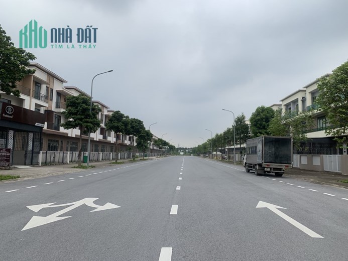 Bán nhà 3 tầng  mặt tiền phố đi bộ tại khu đô thị Centa Vsip