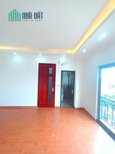 THẠCH BÀN – 35M2 X 5 TẦNG XÂY MỚI – MT 6.2M – Ô TÔ ĐỖ CỬA - CHỈ NHÔ 3 TỶ .