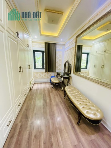 Bán biệt thự KĐT Dịch Vọng, Vị trí đẹp, View công viên, Ô tô tránh, vỉa hè, 268m2, MT 16m, 72 tỷ