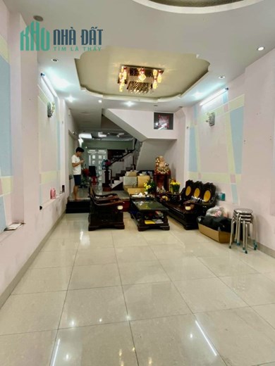 BÁN NHÀ MẶT TIỀN ĐẸP - 85M2.ĐỐI DIỆN MERCEDES QUANG TRUNG - THÔNG TỨ HƯỚNG. ￼
CÁCH CV LÀNG HOA CHỈ
