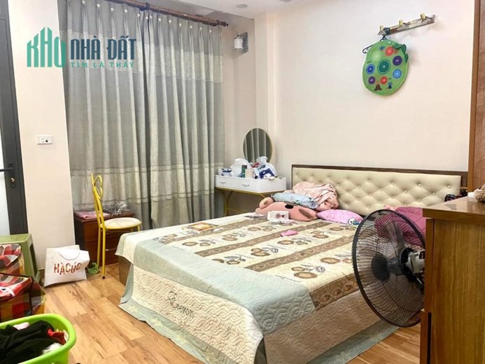 Bán nhà 5 tầng ngõ 86 Hào Nam DT 28 m2, giá 3,1 tỷ.
