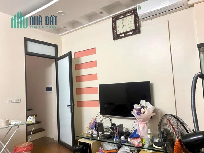 Bán nhà 5 tầng ngõ 86 Hào Nam DT 28 m2, giá 3,1 tỷ.