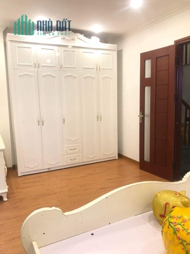 Bán GẤP! Nhà 5 tầng phố Hoa Lâm, full nội thất, gần ô tô, DT 30m2, MT 4.8m, nhỉnh 2 tỷ