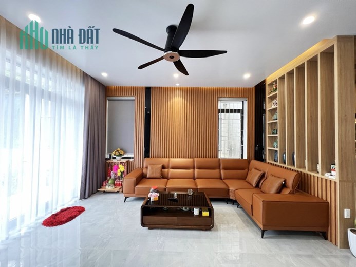 Bán nhà mặt phố Ngọc Lâm, Long Biên, DT 110m2, MT 7.5m, 3 tầng, cho thuê 45tr/th