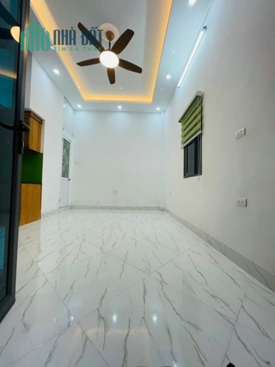 Ngã Tư Sở, hơn 2 tỷ có nhà ở luôn, lô góc, gần ô tô