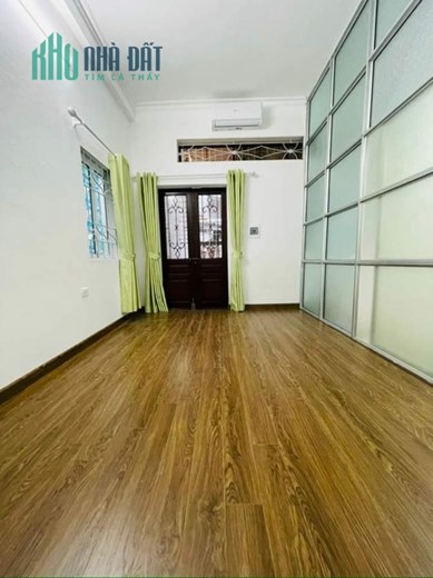 Ngã Tư Sở, hơn 2 tỷ có nhà ở luôn, lô góc, gần ô tô