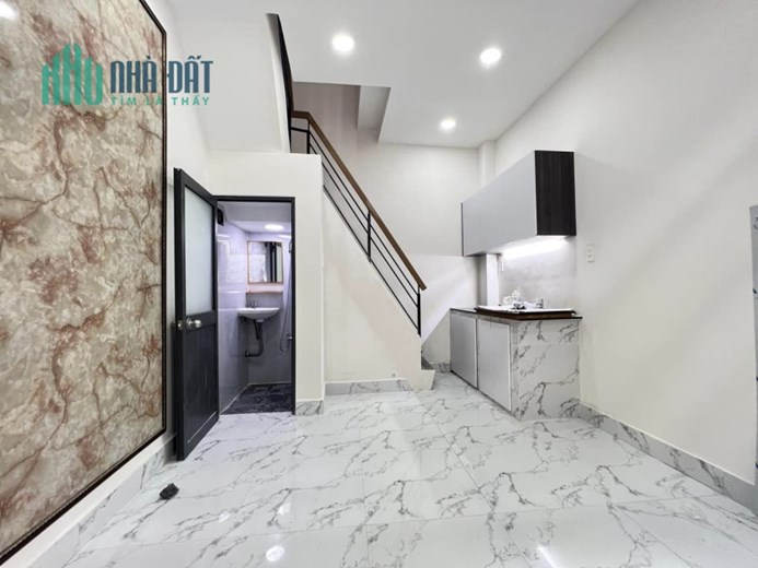 Bán nhà 12m2, 1 trệt 2 lầu, vị trí nhà gần mặt tiền đường, sát Quận 1, giá 2.4x tỷ