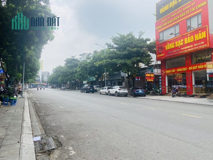 Cho thuê nhà 3 tầng tại Tôn Đức Thắng, Khai Quang, Vĩnh Yên vỉa hè rộng