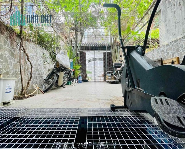 Cho thuê nhà nguyên căn sân rộng, nở hậu – P.11, Phú Nhuận