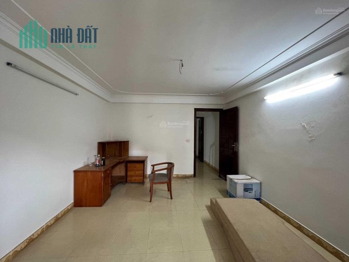 Nhà lô góc Trần Duy Hưng 3 mặt thoáng, cách phố 20m, ngõ thông các ngả giá 7,1 tỷ.
