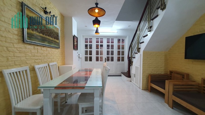 Bán nhà 82m2 phố Nguyễn Văn Cừ, Long Biên Gara Ô tô phi Vỉa hè 3m Kinh doanh tốt Giá 4.9 Tỷ