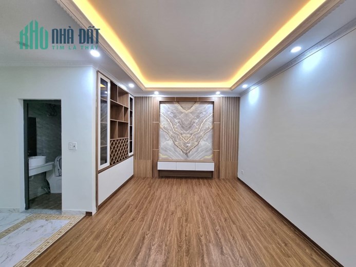 Bán nhà 85m2 phố Nguyễn Văn Cừ, Long Biên Gara Ô tô tránh Vỉa hè Kinh doanh đa dạng Giá 4.7 Tỷ