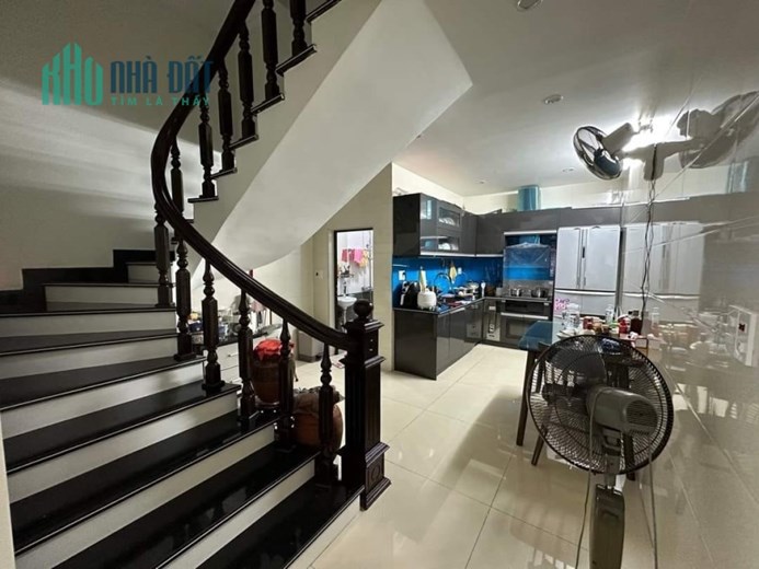 Bán nhà khu dân trí cao Nguyễn Công Trứ, 68m 3 tầng sân cổng riêng GIÁ 4.5 tỉ